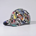 Détail de casquette de baseball avec graffiti de baskets colorées et bord courbé - Réglable / Bleu (Chaussures Bleu)