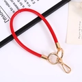 Dettaglio del cinturino in pelle PU rossa con anello a O dorato e moschettone a molla in metallo - Ciondolo (K4206) / Rosso