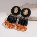 Orecchini vintage in legno e acrilico con ritratto cameo e pendenti ovali neri - Nero