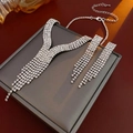 Parure de bijoux avec collier à pompon goutte d'eau en strass argentés et boucles - Ensemble collier et boucles d'oreilles 2 pièces / Style Frange en V Argenté