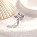 Orecchino a croce in argento con zirconi viola su sfondo di conchiglia - Pezzo Singolo / Blu-Viola