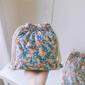 Sacchetto portaoggetti in cotone floreale con coulisse e corda in cotone beige - Fiori Rosso Blu