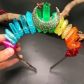 Detail eines handgefertigten Regenbogen-Kristall-Haarreifs mit silbernem Halbmond - Regenbogen Kristall Mit Mond Stil 2
