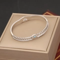 Nahaufnahme eines silbernen Evil Eye Armband mit Zirkon-Inlay auf einer Schmuckbox - Zirkon Pavé Evil Eye Stil (3#)
