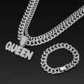 Nahaufnahme des silbernen Panzerketten-Sets mit glitzernden Strasssteinen und QUEEN-Anhänger - 50CM Halskette+50CM Halskette+20CM Armband / Silber