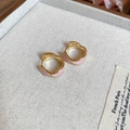 Detalle de pendientes huggie de corazón en esmalte rosa con acabado dorado pulido - Pendientes de Aro Oro Rosa (2# Pin de Plata - Oro Rosa)