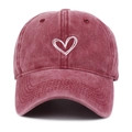 Dettaglio del ricamo a cuore bianco sul tessuto di cotone rosso lavato vintage del cappello - Regolabile / Borgogna