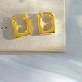 Makroaufnahme vergoldeter rechteckiger Ohrringe auf strukturiertem Stein und Faltenstoff - Goldplattierung-146 / 18K Gold