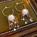 Pendientes de aro plateados con borlas de estrellas y perlas en un marco vintage - Plateado