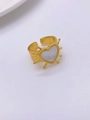Detail eines vergoldeten Vintage-Rings mit weißem Herz, Strahlenkranz und strukturierter Schiene - Perlenrand Herz Stil (戒指1) / Gold