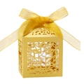 Dettaglio di una scatola di caramelle dorata con un elegante design a croce traforata - Oro