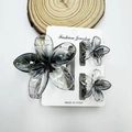 Macro shot of 3-piece floral hair claw set with brushed texture and gold gradient finish - Gold-finish Gradient Black Set (including Card)