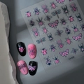 Gros plan de stickers à ongles 5D rose et noir avec motifs d'insectes et de papillons - Style d'Insecte Rose Noir (CO-529)