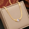 Collana a catena a serpente dorata con gemma ovale trasparente su cuscino portagioielli - Collana con Zirconia Ovale Catena a Serpente