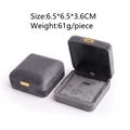 Graue Samt-Schmuckschatulle für Ringe, Maße 6,5x6,5x3,6 cm mit goldenem Metallverschluss - Samt-Geschenkbox / 6.5x6.5x3.6cm / Grau