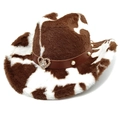 Detail eines Plüsch-Cowboyhuts mit Kuhmuster, Herzschnalle und Perlen-Lederband - M (56-58cm) / Gerade Krone Kaffee