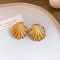 Elegantes pendientes de concha dorada con textura metálica pulida de estilo retro - Pendientes de Botón de Concha / Estilo Dorado