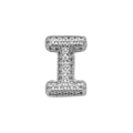 Macro-opname van zilveren letter I-hanger met zirkonia stenen in pavé-zetting - Letter I Stijl (DB241108-I)