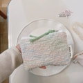 Nahaufnahme der Mini-Tasche aus Rainbow-Tweed mit Reißverschluss und Stoffetikett - Rosa Weiß Gestreifte Geldbörse