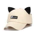 Beige Baumwoll-Baseballkappe mit schwarzen 3D-Katzenohren und Logo-Aufnäher - Gebrochenes Weiß