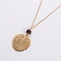 Collar de acero inoxidable con colgante de hoja de monstera dorada y una cuenta negra - Dorado