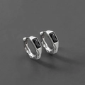 Details von silbernen Creolen mit rechteckigen schwarzen Steinen und gehämmerter Metallstruktur - X106-A (1 Paar) / Silber mit schwarzem Zirkon