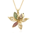 Exquisite vergoldete Lotus-Halskette aus Messing mit bunten Zirkonsteinen auf weißem Hintergrund - Buntfarbiger Edelstein-Blumenstil (G235)