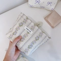 Vue détaillée de la trousse à maquillage fleurie bleue et violette avec étiquette simple wish - Floral à Rayures Violettes