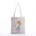 Detalle de bolsa de lona mostrando textura de tela de calidad e ilustración infantil - Niña