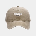Dettaglio del ricamo BOSTON 1630 su un cappellino da baseball vintage color kaki - Cachi