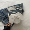 Borsa a tracolla bianca a forma di cuore con dettagli di ali di pipistrello e lacci - Bianco