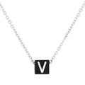 Collier à chaîne argentée avec un pendentif carré noir orné d'une lettre V blanche - Lettre V (KN238025-Z)