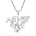 Dettaglio del ciondolo Never Give Up argentato con strass trasparenti scintillanti - Pendaglio a Lettera NEVER GIVE UP / Catena a Scatola 0,3*75 cm / Argento