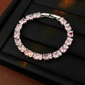 Detalle macro de la pulsera de circón rosa con base plateada en caja de cuero negro - Rosa