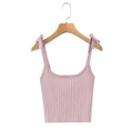 Detailansicht des rosa Strick-Camisoles mit Bindeträgern und feiner Rippenstruktur - S / Camisoles / Rosa