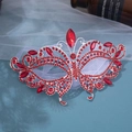 Dettaglio della maschera di strass rossi con cornice in metallo argentato per feste - Stile 3 / Rosso