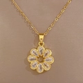 Dettaglio pendente a fiore dorato con cristalli su una sottile catena a maglie - Acciaio Inossidabile/Rame/Zirconia / Collana con Ciondolo a Fiore (D133)