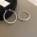 Orecchini a cerchio geometrici sfaccettati in argento S925 con finitura metallica - Stile con perno dell'orecchino in argento / Argento-Medio