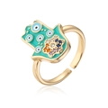 Detailansicht eines vergoldeten Hamsa-Rings mit bunter Emaille und Zirkonia - Hamsa Hand Stil (12132) / Cyan