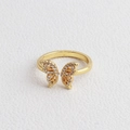 Detailweergave van verstelbare gouden vlinderring met fonkelende witte strassteentjes - Witte Zirkonia Vlinderstijl (Stijl 13)
