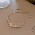 Macro di bracciale dorato regolabile con zirconi e gemma gialla su carta vintage - Stile Zucca e Fiocco / Oro
