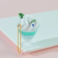 Llavero mini helado sundae con crema blanca, detalle de rosa y dije de copa verde - Verde