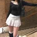 Damen Langarm Oberteil mit schwarzen Punkten und weißem Spitzen-Minirock Outfit Look - S / Schwarz