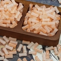 Makroaufnahme von 6x12mm Glasperlen in Bambusform mit orangefarbenem Farbverlauf für DIY - 6x12mm/50 Stück / Verlauf Pfirsich