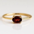 Macro di anello placcato oro 18k con pietra natale rosso scuro ovale incastonata a griffe - Rosso
