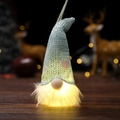 Leuchtender Weihnachtsgnom-Anhänger mit hellblauer Paillettenmütze und warmem LED-Licht - Stil B (Hellblau Herz Pailletten)