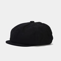 Seitenansicht einer klassischen schwarzen Schirmmütze mit minimalistischer Vintage-Silhouette - Schwarz