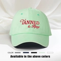 Détail de la broderie rouge TANNED & Tipsy sur la casquette en coton délavé vert clair - Taille unique / vert clair