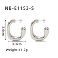 Detailweergave van zilveren C-vormige oorbellen met afmetingen 3,6 cm bij 3,3 cm - Zilver (NB-E1153-S)