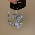 Detailansicht silberner Reifenohrringe mit Zirkonia-Fransen auf einer Displaykarte - Silber (Silberstift) / Silber